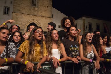 Faro, Portekiz: 30 Ağustos, 2018 - seyirci izle müzik sanatçısı Festivali f, Faro, Portekiz şehir büyük bir festival.