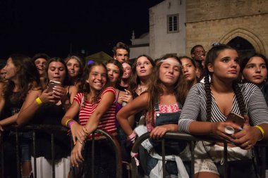 Faro, Portekiz: 30 Ağustos, 2018 - seyirci izle müzik sanatçısı Festivali f, Faro, Portekiz şehir büyük bir festival.