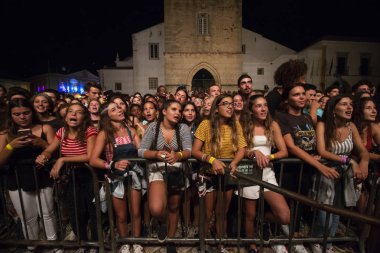 Faro, Portekiz: 30 Ağustos, 2018 - seyirci izle müzik sanatçısı Festivali f, Faro, Portekiz şehir büyük bir festival.