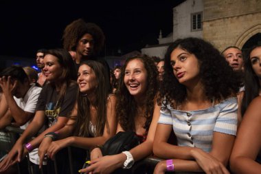 Faro, Portekiz: 30 Ağustos, 2018 - seyirci izle müzik sanatçısı Festivali f, Faro, Portekiz şehir büyük bir festival.