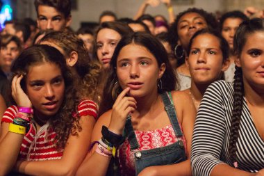 Faro, Portekiz: 30 Ağustos, 2018 - seyirci izle müzik sanatçısı Festivali f, Faro, Portekiz şehir büyük bir festival.