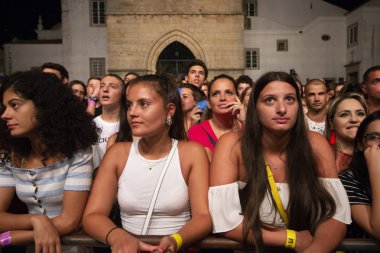 Faro, Portekiz: 30 Ağustos, 2018 - seyirci izle müzik sanatçısı Festivali f, Faro, Portekiz şehir büyük bir festival.