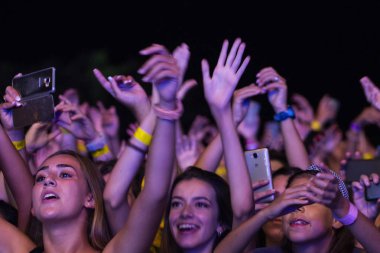 Faro, Portekiz: 30 Ağustos, 2018 - seyirci izle müzik sanatçısı Festivali f, Faro, Portekiz şehir büyük bir festival.