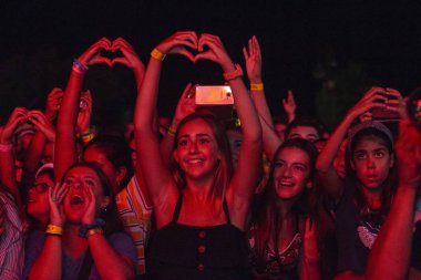 Faro, Portekiz: 30 Ağustos, 2018 - seyirci izle müzik sanatçısı Festivali f, Faro, Portekiz şehir büyük bir festival.
