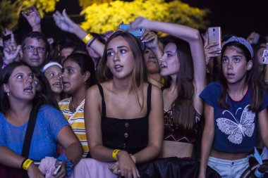 Faro, Portekiz: 30 Ağustos, 2018 - seyirci izle müzik sanatçısı Festivali f, Faro, Portekiz şehir büyük bir festival.