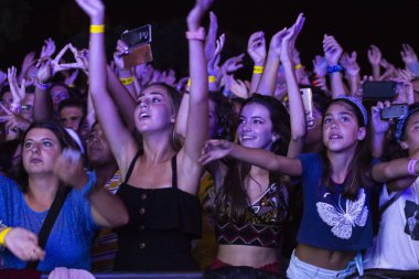 Faro, Portekiz: 30 Ağustos, 2018 - seyirci izle müzik sanatçısı Festivali f, Faro, Portekiz şehir büyük bir festival.