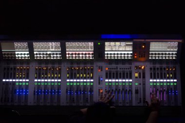 Bir konser için modern ses teknik kurulu Mikser görünümü Kapat.