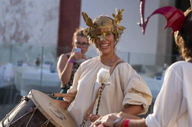 Faro, Portekiz: 31 Ağustos, 2018 - perküsyon grubu karakterleri bir kostüm Festivali f