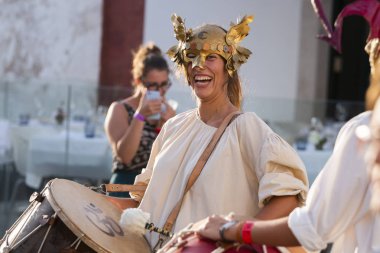 Faro, Portekiz: 31 Ağustos, 2018 - perküsyon grubu karakterleri bir kostüm Festivali f