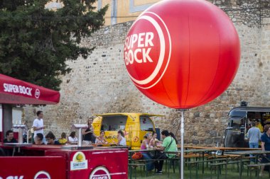 Faro, Portekiz: 30 Ağustos, 2018 - gıda alan Festival F, Faro, Portekiz şehir büyük bir festival satıcılar çeşitliliği ile.