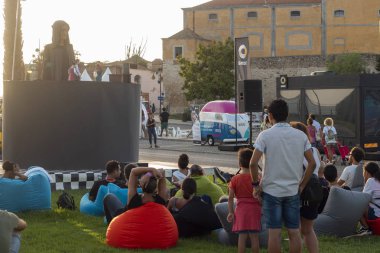 Faro, Portekiz: 31 Ağustos, 2018 - seyirci Kukla Festivali F, Faro, Portekiz şehir büyük bir festival göstermek saatler.