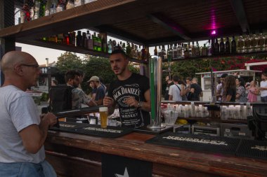 Faro, Portekiz: 30 Ağustos, 2018 - bar alanında içme Festivali F, Faro, Portekiz şehir büyük bir festival.