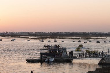 Turistler Faro şehir yakınlardaki Adaları'geliyor..
