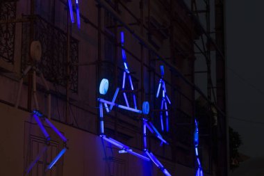 Faro, Portekiz: 30 Ağustos, 2018 - Neon binalar Festivali f, Faro, Portekiz şehir büyük bir festival üzerinde rakamlar.