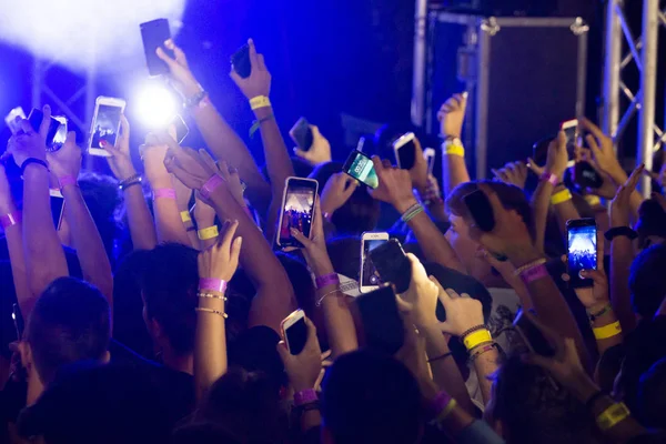 Generation Handy Junge Teenager Mit Telefonen Auf Einem Konzert — Stockfoto