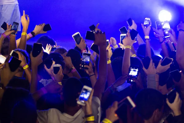 Generation Handy Junge Teenager Mit Telefonen Auf Einem Konzert — Stockfoto