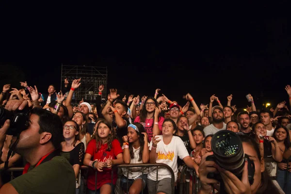 ファロ ポルトガル 2018 観客時計音楽アーティスト祭 ファロ ポルトガルの都市に大きなお祭りで — ストック写真