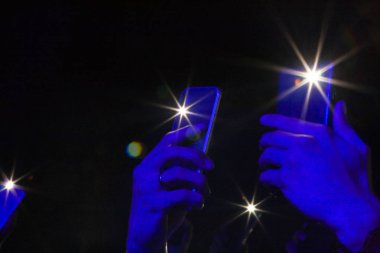 Nesil cep telefonu, genç gençler telefonları konserde holding.
