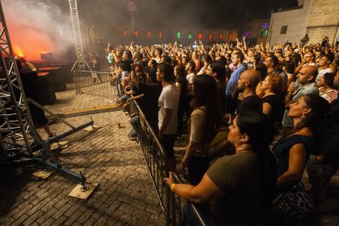 Faro, Portekiz: 30 Ağustos, 2018 - seyirci izle müzik sanatçısı Festivali f, Faro, Portekiz şehir büyük bir festival.