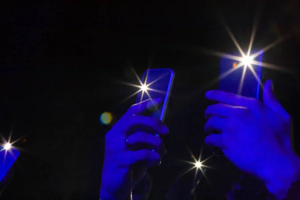Generation Handy Junge Teenager Mit Telefonen Auf Einem Konzert — Stockfoto