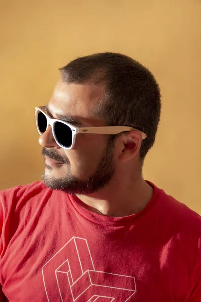 Hombre Con Camisa Roja Gafas Sol Blancas Sobre Fondo Amarillo —  Fotos de Stock