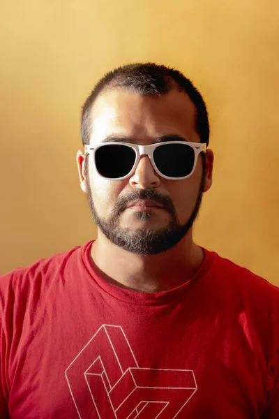 Hombre Con Camisa Roja Gafas Sol Blancas Sobre Fondo Amarillo — Foto de Stock