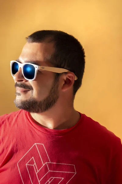 Hombre Con Camisa Roja Gafas Sol Blancas Sobre Fondo Amarillo —  Fotos de Stock