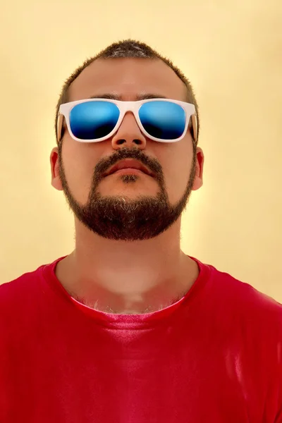Uomo Con Camicia Rossa Occhiali Sole Bianchi Sfondo Giallo — Foto Stock