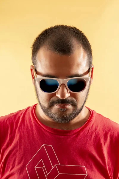 Άνθρωπος Κόκκινο Πουκάμισο Και Λευκό Γυαλιά Ηλίου Πάνω Κίτρινο Φόντο — Φωτογραφία Αρχείου