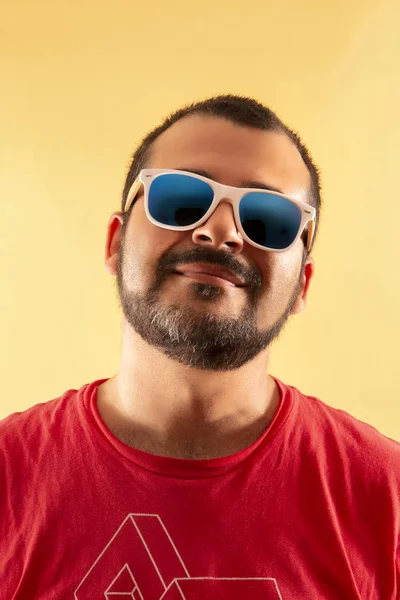 Hombre Con Camisa Roja Gafas Sol Blancas Sobre Fondo Amarillo —  Fotos de Stock