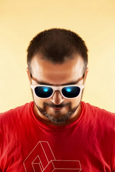 Άνθρωπος Κόκκινο Πουκάμισο Και Λευκό Γυαλιά Ηλίου Πάνω Κίτρινο Φόντο — Φωτογραφία Αρχείου