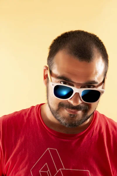 Hombre Con Camisa Roja Gafas Sol Blancas Sobre Fondo Amarillo —  Fotos de Stock