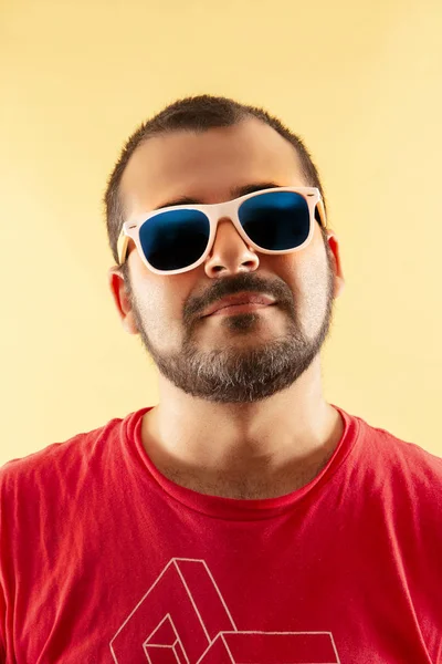 Hombre Con Camisa Roja Gafas Sol Blancas Sobre Fondo Amarillo — Foto de Stock