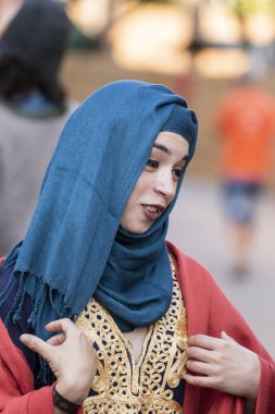 Silves, Portekiz - 11 Ağustos 2018: Ortaçağ kostüm karakterler Ortaçağ adil olay.