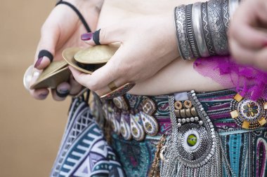 Ortaçağ el kastanyet oynayan bir kadının görünümü kapatın.