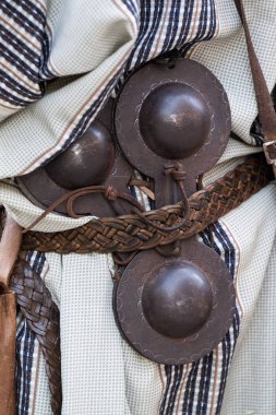 Bir adam görünümü Ortaçağ el kastanyet ile kapatmak.