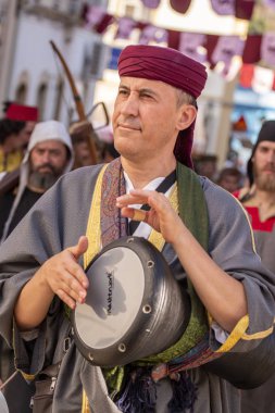 Silves, Portekiz - 11 Ağustos 2018: Ortaçağ kostüm karakterler Ortaçağ adil olay.