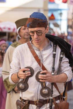 Silves, Portekiz - 11 Ağustos 2018: Ortaçağ kostüm karakterler Ortaçağ adil olay.