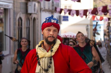 Silves, Portekiz - 11 Ağustos 2018: Ortaçağ kostüm karakterler Ortaçağ adil olay.