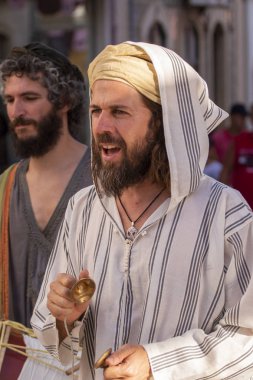 Silves, Portekiz - 11 Ağustos 2018: Ortaçağ kostüm karakterler Ortaçağ adil olay.