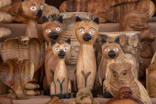 一群木猫雕像在一个公平的 — 图库照片
