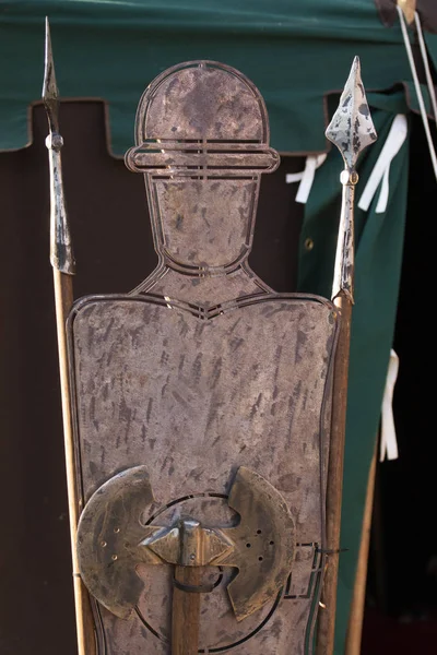 在展会上展示的中世纪武器细节的近距离观察 — 图库照片