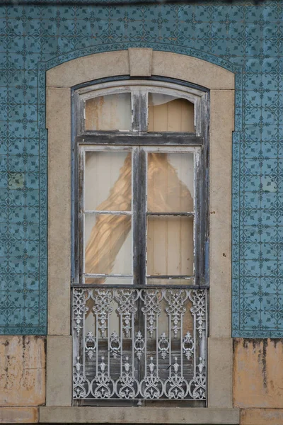 Vista Perto Das Janelas Tradicionais Dos Edifícios Antigos Portugueses — Fotografia de Stock