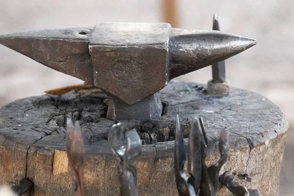 Nahaufnahme Eines Schmieds Mittelalterlichen Metall Amboss Werkzeug — Stockfoto