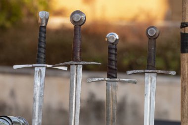 Adil bir üzerinde sergilenen bir ortaçağ kılıç ayrıntı görünümü kadar kapatın.