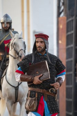 Silves, Portekiz - 11 Ağustos 2018: Ortaçağ kostüm karakterler Ortaçağ adil olay.