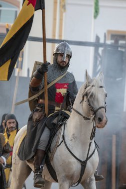 Silves, Portekiz - 11 Ağustos 2018: Ortaçağ kostüm karakterler Ortaçağ adil olay.