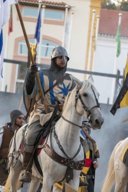 Silves, Portekiz - 11 Ağustos 2018: Ortaçağ kostüm karakterler Ortaçağ adil olay.
