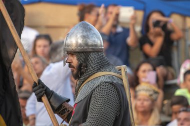Silves, Portekiz - 11 Ağustos 2018: Ortaçağ kostüm karakterler Ortaçağ adil olay.