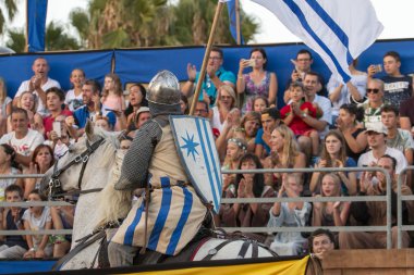 Silves, Portekiz - 11 Ağustos 2018: Ortaçağ kostüm karakterler Ortaçağ adil olay.